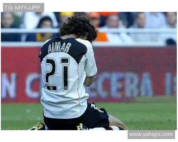 足球巨星偶遇街头意外碰面 谁会先认出对方的真实身份